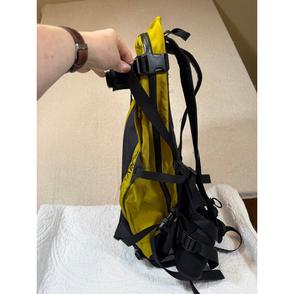 Arc'teryx M20 Yellow Black Ski Snowboard Backpack Alpine Pack Durable Outdoor - Picture 15 of 16